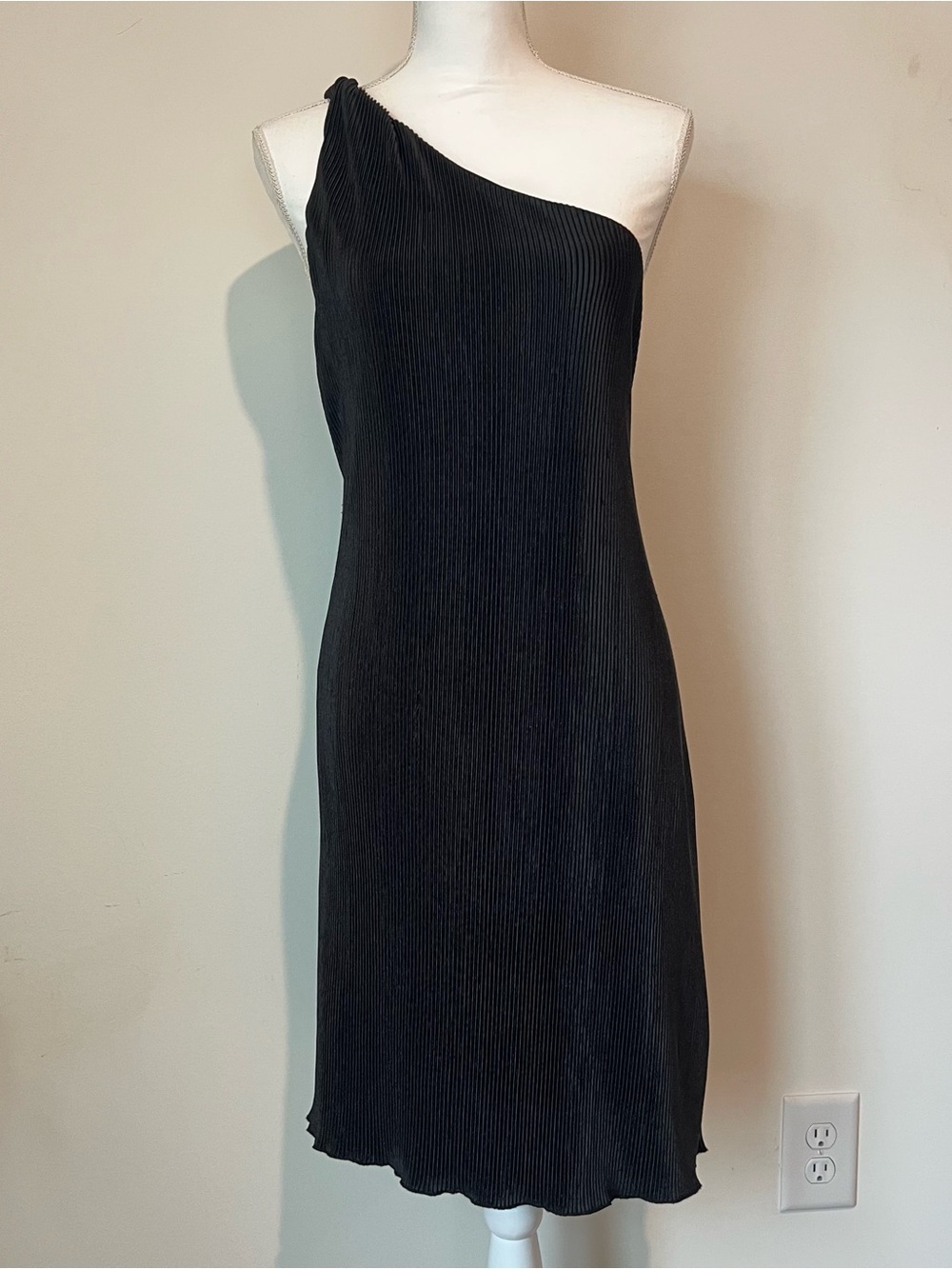 ARULA One-Shoulder Black Pleated Midi Dress